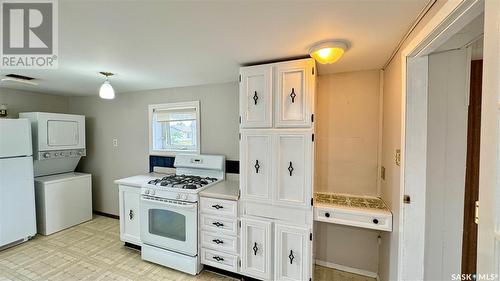 209 1St Street E, Dinsmore, SK - Indoor Photo Showing Laundry Room