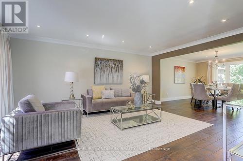 8 Breen Crescent, Toronto (St. Andrew-Windfields), ON - Indoor Photo Showing Living Room