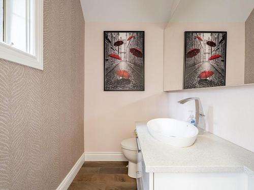 Powder room - 81 Av. Dunrae, Mont-Royal, QC - Indoor Photo Showing Bathroom