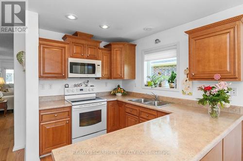 3918 Pleasantview Lane, Lincoln, ON - Indoor Photo Showing Kitchen With Double Sink