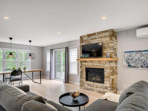 Salon - 416 Ch. De Montfort, Piedmont, QC - Indoor Photo Showing Living Room With Fireplace