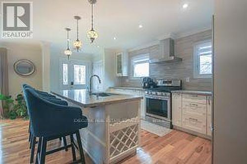 2009 Delaney Drive, Mississauga, ON - Indoor Photo Showing Kitchen With Upgraded Kitchen