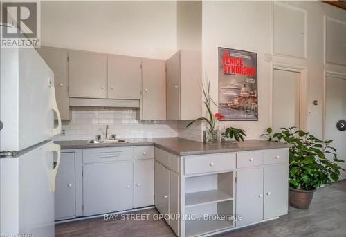 1 - 12 Tower Lane S, London, ON - Indoor Photo Showing Kitchen