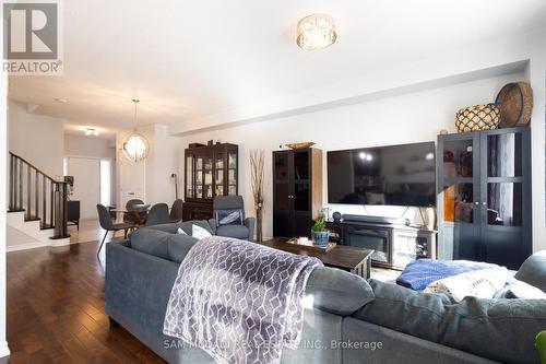 105 Anderson Road, New Tecumseth, ON - Indoor Photo Showing Living Room