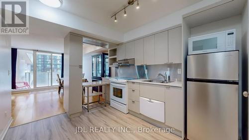 1037 - 111 Elizabeth Street, Toronto, ON - Indoor Photo Showing Kitchen