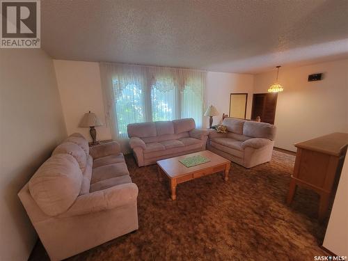 5002 Post Place, Macklin, SK - Indoor Photo Showing Living Room