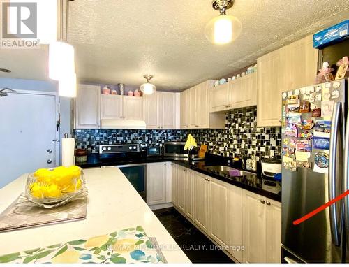 Ph1415 - 10 Tobermory Drive, Toronto (Black Creek), ON - Indoor Photo Showing Kitchen With Upgraded Kitchen