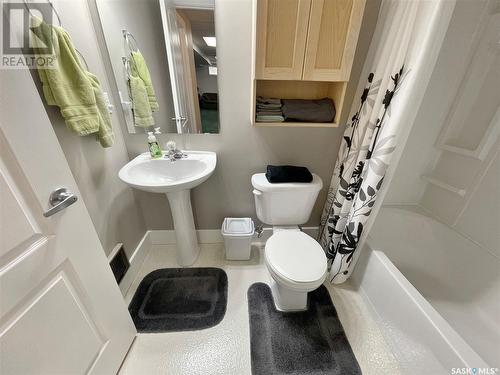 106 202 Lister Kaye Crescent, Swift Current, SK - Indoor Photo Showing Bathroom