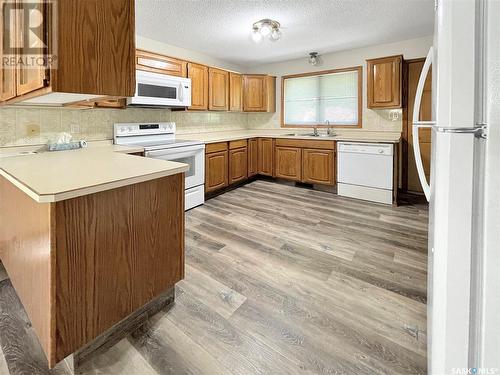 349 Cypress Drive, Swift Current, SK - Indoor Photo Showing Kitchen