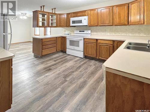 349 Cypress Drive, Swift Current, SK - Indoor Photo Showing Kitchen With Double Sink