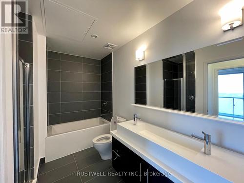 4909 - 1080 Bay Street, Toronto, ON - Indoor Photo Showing Bathroom