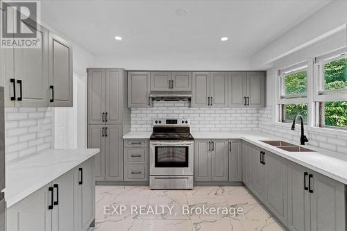 125 Grove Street E, Barrie (Alliance), ON - Indoor Photo Showing Kitchen With Double Sink With Upgraded Kitchen