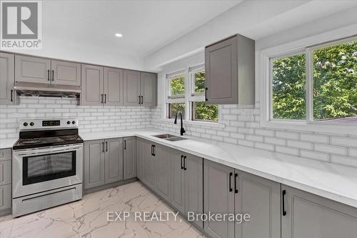 125 Grove Street E, Barrie (Alliance), ON - Indoor Photo Showing Kitchen With Double Sink With Upgraded Kitchen