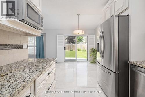 63 Country Stroll Crescent, Caledon, ON - Indoor Photo Showing Kitchen With Upgraded Kitchen