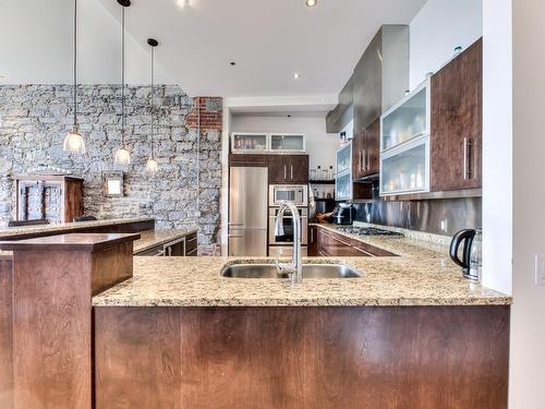 Cuisine - 309-64 Rue St-Paul O., Montréal (Ville-Marie), QC - Indoor Photo Showing Kitchen With Double Sink With Upgraded Kitchen