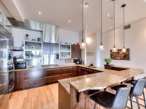 Cuisine - 309-64 Rue St-Paul O., Montréal (Ville-Marie), QC - Indoor Photo Showing Kitchen With Double Sink With Upgraded Kitchen