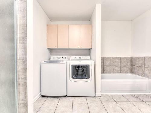 Salle de lavage - 408-7680 Boul. Marie-Victorin, Brossard, QC - Indoor Photo Showing Laundry Room