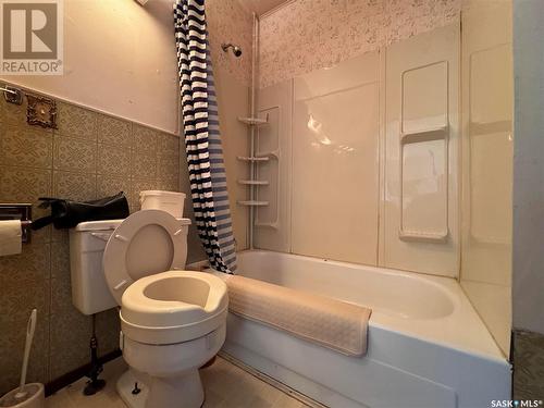 401 2Nd Avenue Ne, Leroy, SK - Indoor Photo Showing Bathroom