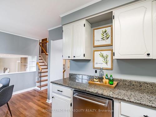 181 Hazelwood Dr, Whitby, ON - Indoor Photo Showing Kitchen