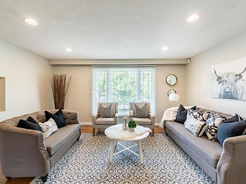 181 Hazelwood Dr, Whitby, ON - Indoor Photo Showing Living Room