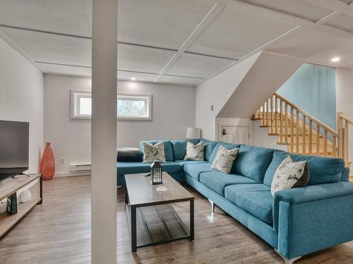 Salle familiale - 294 Rue Bellevue, Saint-Donat, QC - Indoor Photo Showing Living Room