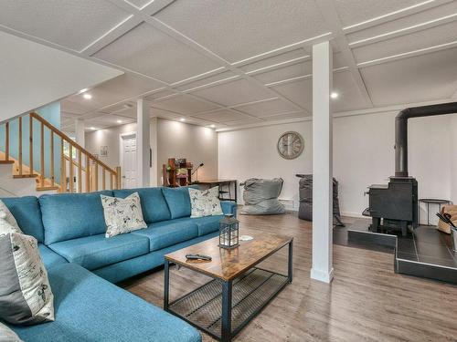 Salle familiale - 294 Rue Bellevue, Saint-Donat, QC - Indoor Photo Showing Living Room