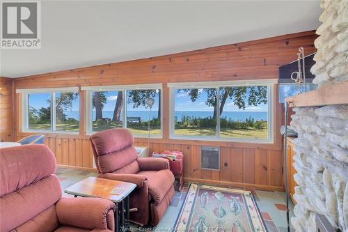 67 East Shore Road, Pelee Island, ON - Indoor Photo Showing Living Room