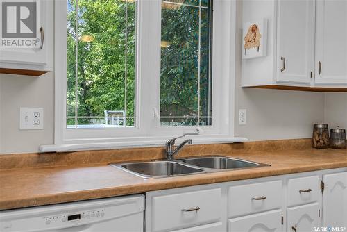 231 Hogg Way, Saskatoon, SK - Indoor Photo Showing Kitchen With Double Sink