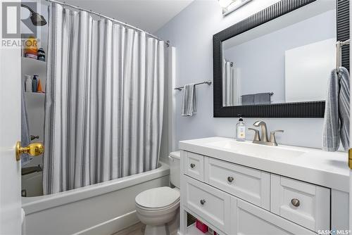 231 Hogg Way, Saskatoon, SK - Indoor Photo Showing Bathroom