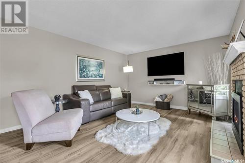 231 Hogg Way, Saskatoon, SK - Indoor Photo Showing Living Room