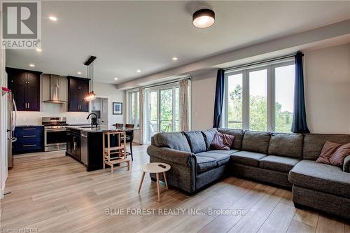 2 - 2810 Sheffield Place, London, ON - Indoor Photo Showing Living Room