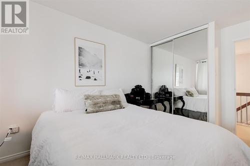 8E - 86 Gerrard Street E, Toronto, ON - Indoor Photo Showing Bedroom