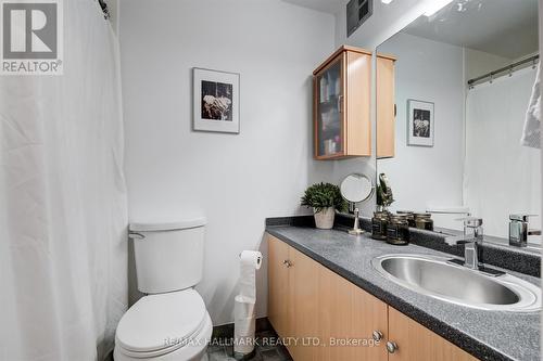 8E - 86 Gerrard Street E, Toronto, ON - Indoor Photo Showing Bathroom