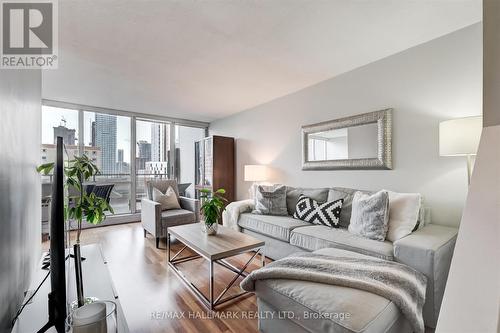 8E - 86 Gerrard Street E, Toronto, ON - Indoor Photo Showing Living Room