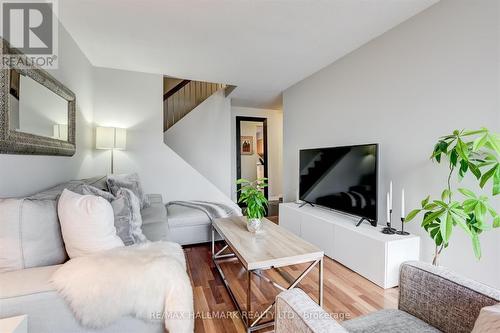 8E - 86 Gerrard Street E, Toronto, ON - Indoor Photo Showing Living Room