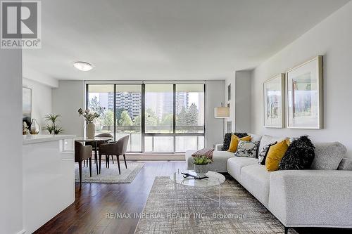 511 - 177 Linus Road, Toronto, ON - Indoor Photo Showing Living Room