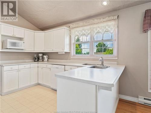 199 Chartersville, Dieppe, NB - Indoor Photo Showing Kitchen