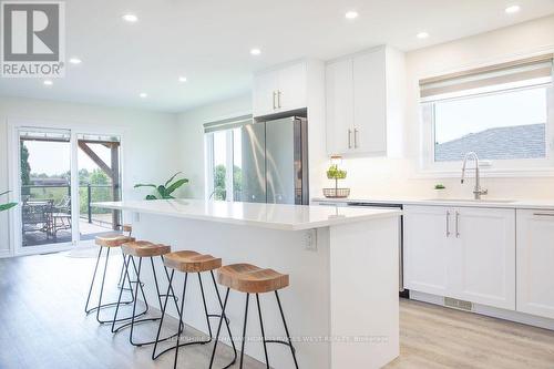 118 Colbeck Drive, Welland, ON - Indoor Photo Showing Kitchen With Upgraded Kitchen