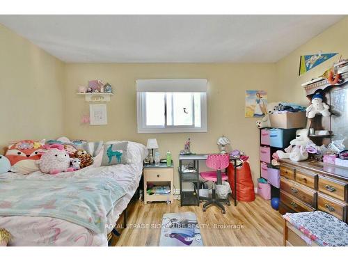 27 Sandy Lane E, Essa, ON - Indoor Photo Showing Bedroom