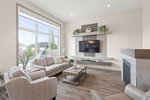 23 Fetterly Way, Headingley, MB - Indoor Photo Showing Living Room