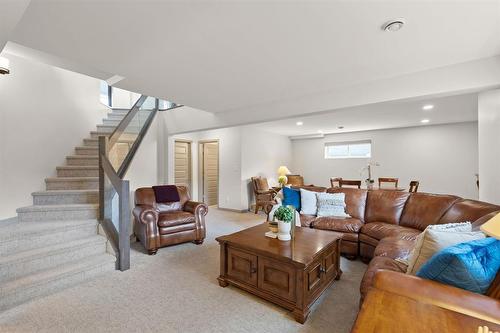 23 Fetterly Way, Headingley, MB - Indoor Photo Showing Living Room