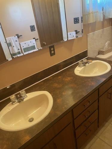 418 Strand Avenue, Thunder Bay, ON - Indoor Photo Showing Bathroom