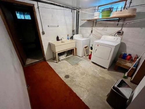 212 Sequoia Drive, Thunder Bay, ON - Indoor Photo Showing Laundry Room