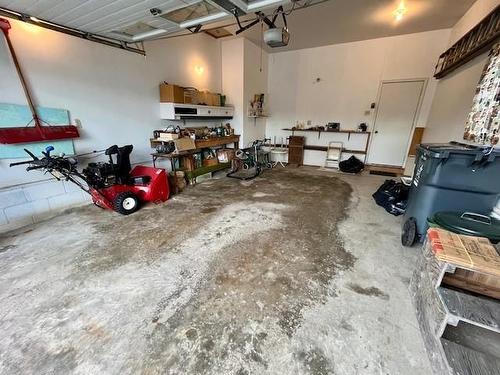 212 Sequoia Drive, Thunder Bay, ON - Indoor Photo Showing Garage