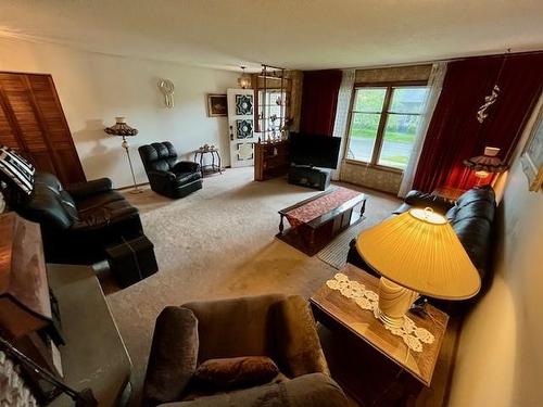 212 Sequoia Drive, Thunder Bay, ON - Indoor Photo Showing Living Room