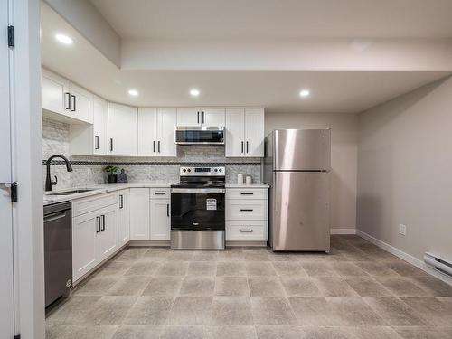 142 Clarke Street, Kamloops, BC - Indoor Photo Showing Kitchen With Stainless Steel Kitchen With Upgraded Kitchen