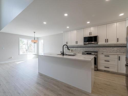 142 Clarke Street, Kamloops, BC - Indoor Photo Showing Kitchen With Upgraded Kitchen