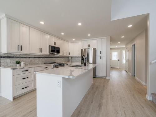 142 Clarke Street, Kamloops, BC - Indoor Photo Showing Kitchen With Upgraded Kitchen