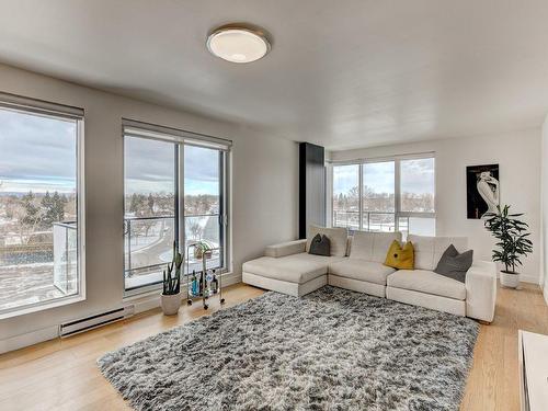 Living room - 501-4 Av. Donegani, Pointe-Claire, QC - Indoor Photo Showing Living Room