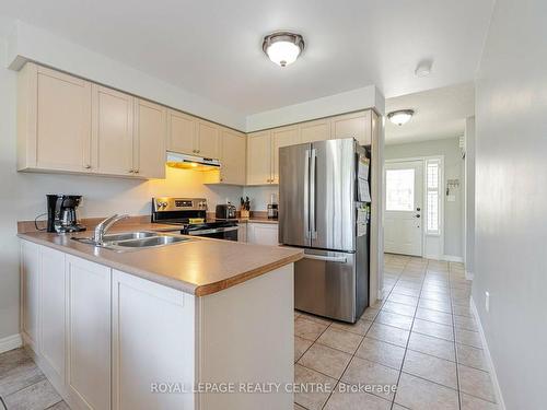 4010 Medland Dr, Burlington, ON - Indoor Photo Showing Kitchen With Double Sink